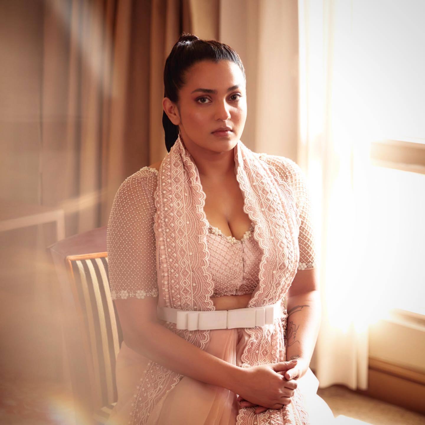 അപൂര്‍വം ഈ ലുക്ക്; പാര്‍വതി തിരുവോത്ത് തന്നെയാണോ? നടി പങ്കുവച്ച ചിത്രങ്ങള്‍ വൈറല്‍