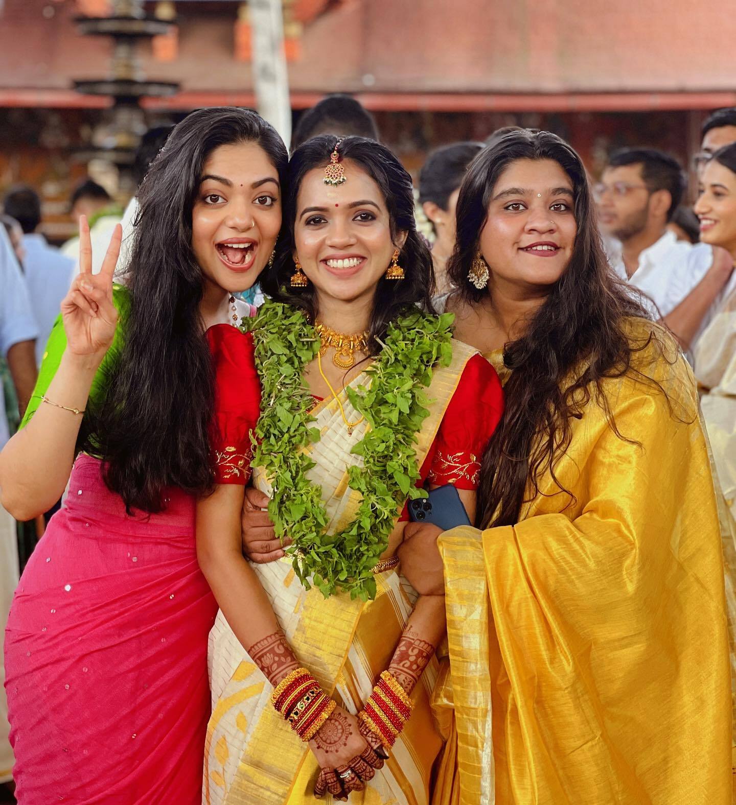 മറ്റൊരുവള്‍ കൂടി വിവാഹിതയായി; ചിത്രങ്ങള്‍ പങ്കുവച്ച് അഹാന, ഞങ്ങള്‍ കാത്തിരിക്കുന്നുവെന്ന് ആരാധകര്‍