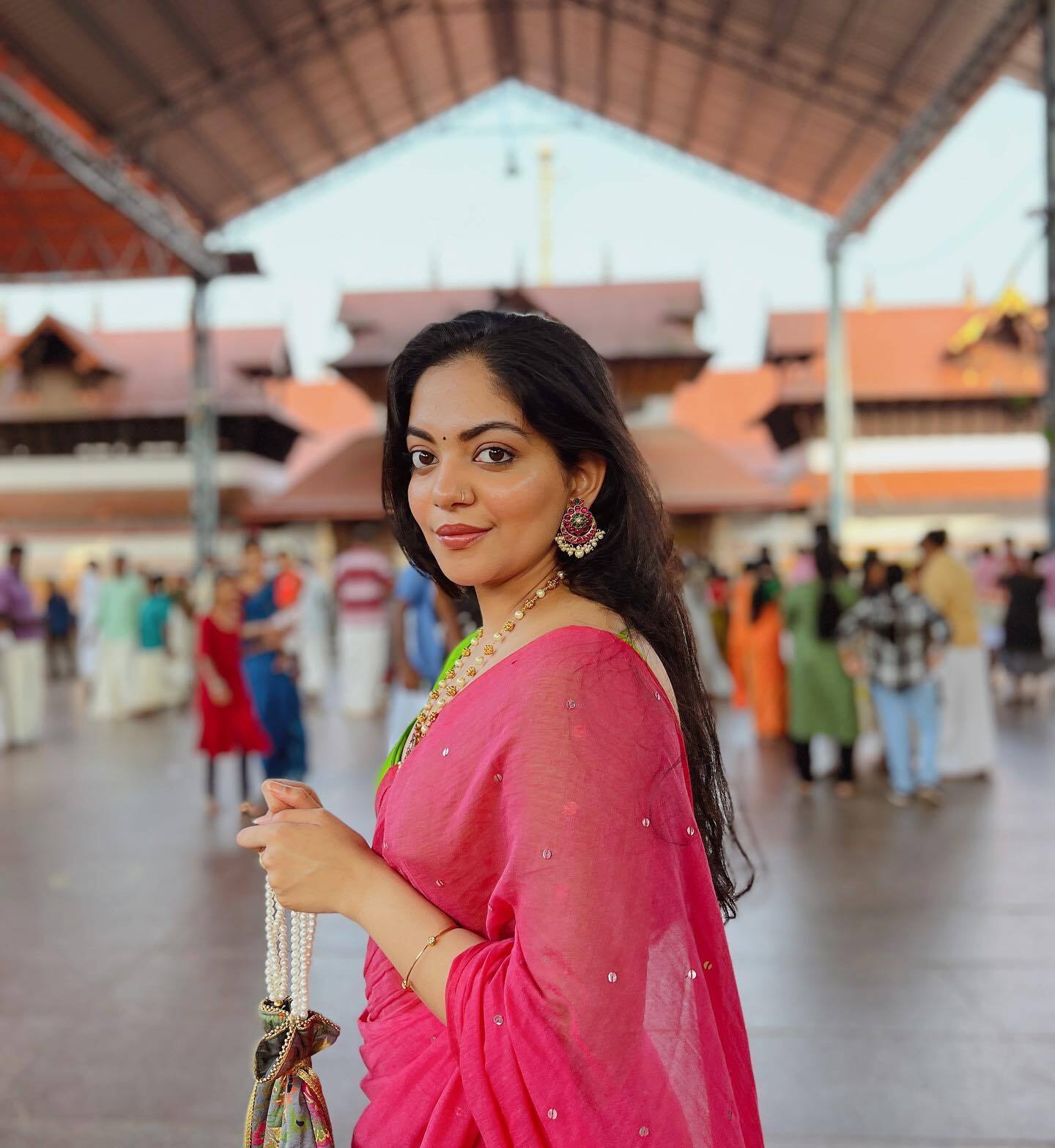 മറ്റൊരുവള്‍ കൂടി വിവാഹിതയായി; ചിത്രങ്ങള്‍ പങ്കുവച്ച് അഹാന, ഞങ്ങള്‍ കാത്തിരിക്കുന്നുവെന്ന് ആരാധകര്‍