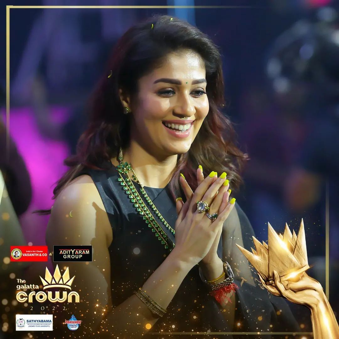 നിറചിരിയില്‍ തിളങ്ങി നയന്‍താര; അവാര്‍ഡ് വേദിയില്‍ വിഘ്‌നേഷും, ചിത്രങ്ങള്‍ കാണാം