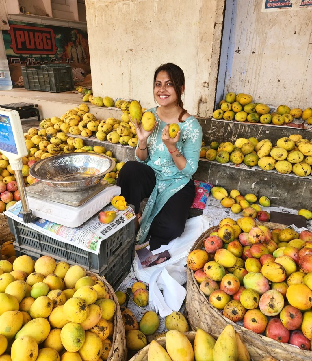  'മാങ്ങ വേണോ മാങ്ങ', 'അനുശ്രീ മാങ്ങാ കച്ചവടം തുടങ്ങിയോ?'..'മാമ്പഴക്കാലം' ഫോട്ടോ വൈറൽ