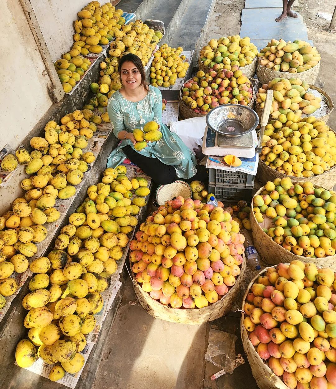  'മാങ്ങ വേണോ മാങ്ങ', 'അനുശ്രീ മാങ്ങാ കച്ചവടം തുടങ്ങിയോ?'..'മാമ്പഴക്കാലം' ഫോട്ടോ വൈറൽ
