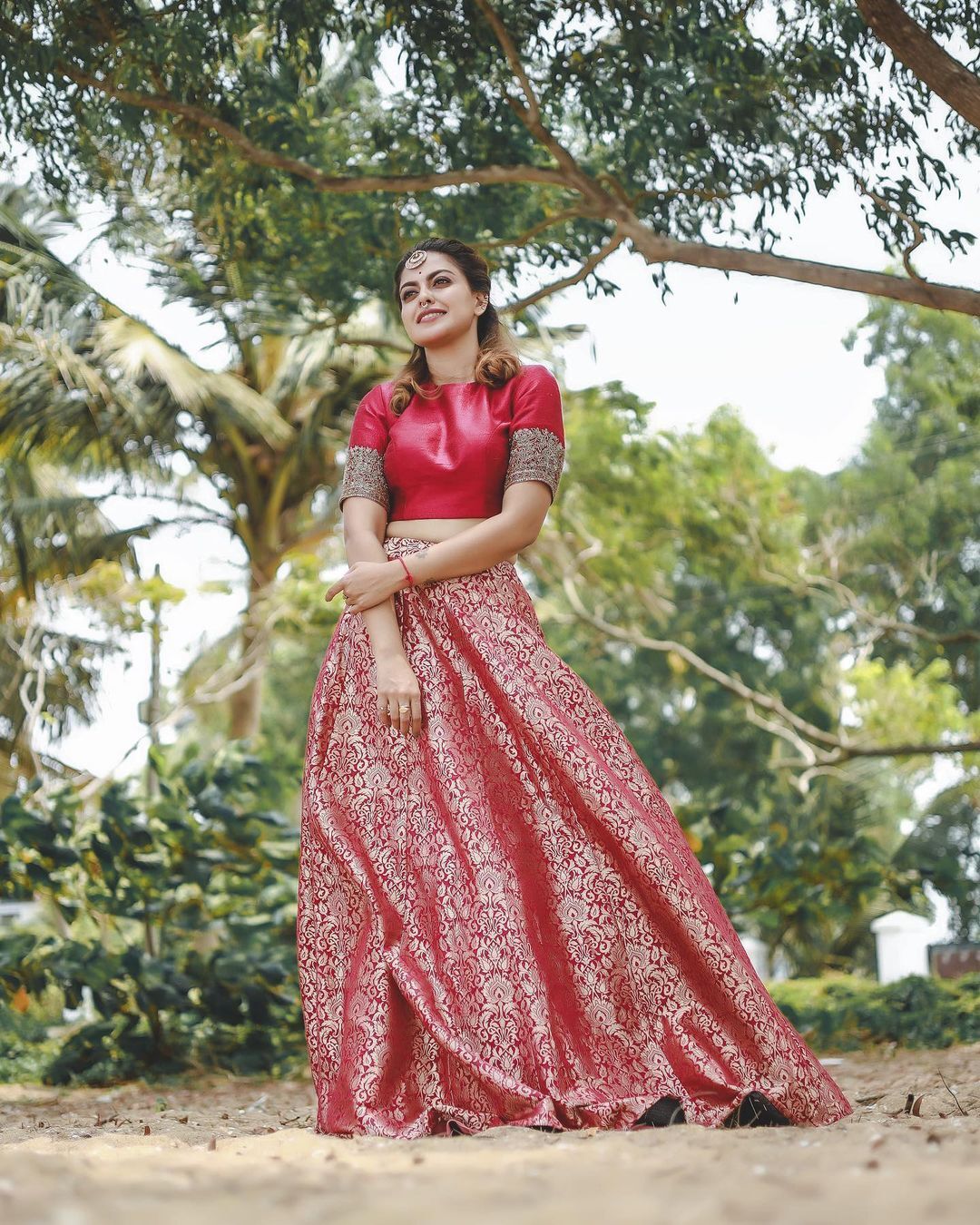  'മാങ്ങ വേണോ മാങ്ങ', 'അനുശ്രീ മാങ്ങാ കച്ചവടം തുടങ്ങിയോ?'..'മാമ്പഴക്കാലം' ഫോട്ടോ വൈറൽ