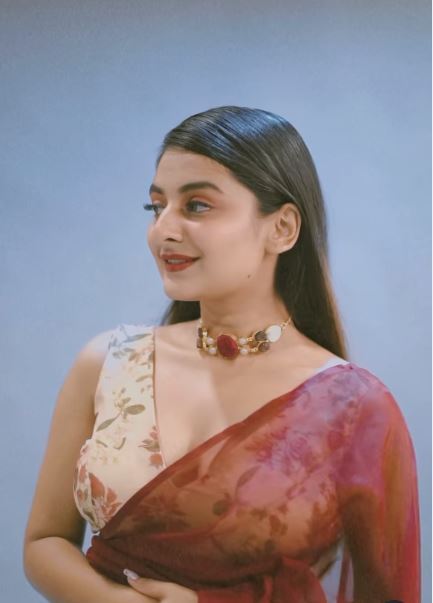 വസ്ത്രം ഏതായാലും എസ്തർ പൊളി തന്നെ:  ലുക്കില്‍ ഒരു കോംപ്രമൈസുമില്ല