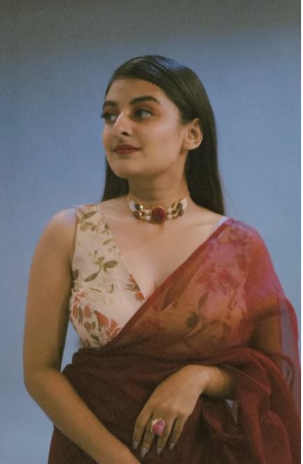 വസ്ത്രം ഏതായാലും എസ്തർ പൊളി തന്നെ:  ലുക്കില്‍ ഒരു കോംപ്രമൈസുമില്ല