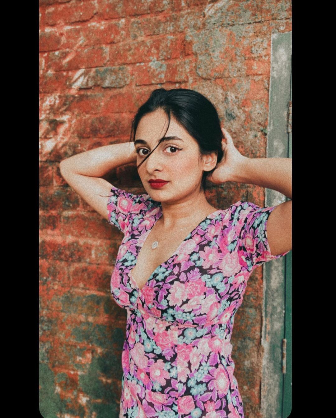 വസ്ത്രം ഏതായാലും എസ്തർ പൊളി തന്നെ:  ലുക്കില്‍ ഒരു കോംപ്രമൈസുമില്ല