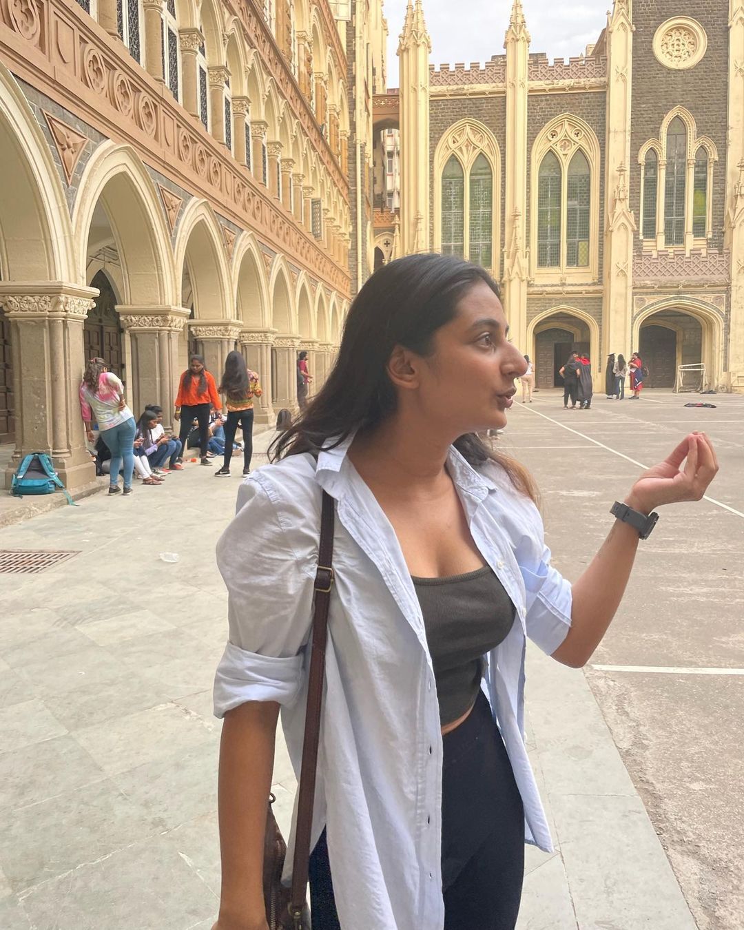 വസ്ത്രം ഏതായാലും എസ്തർ പൊളി തന്നെ:  ലുക്കില്‍ ഒരു കോംപ്രമൈസുമില്ല