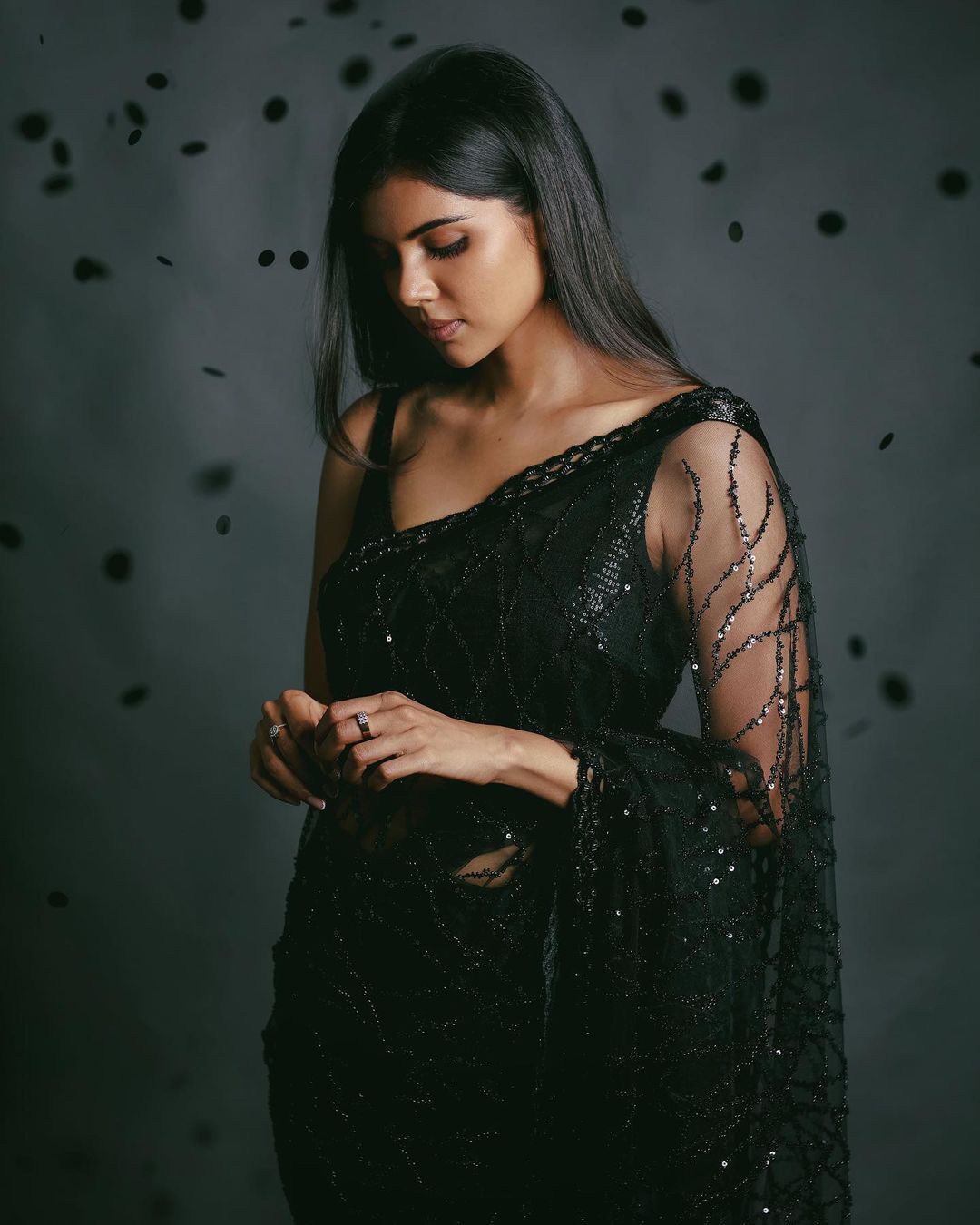 'ഇന്ത ലുക്ക് പോതുമാ...'; സാരിയില്‍ ഗ്ലാമറസ്സായി കല്യാണി പ്രിയദർശന്‍