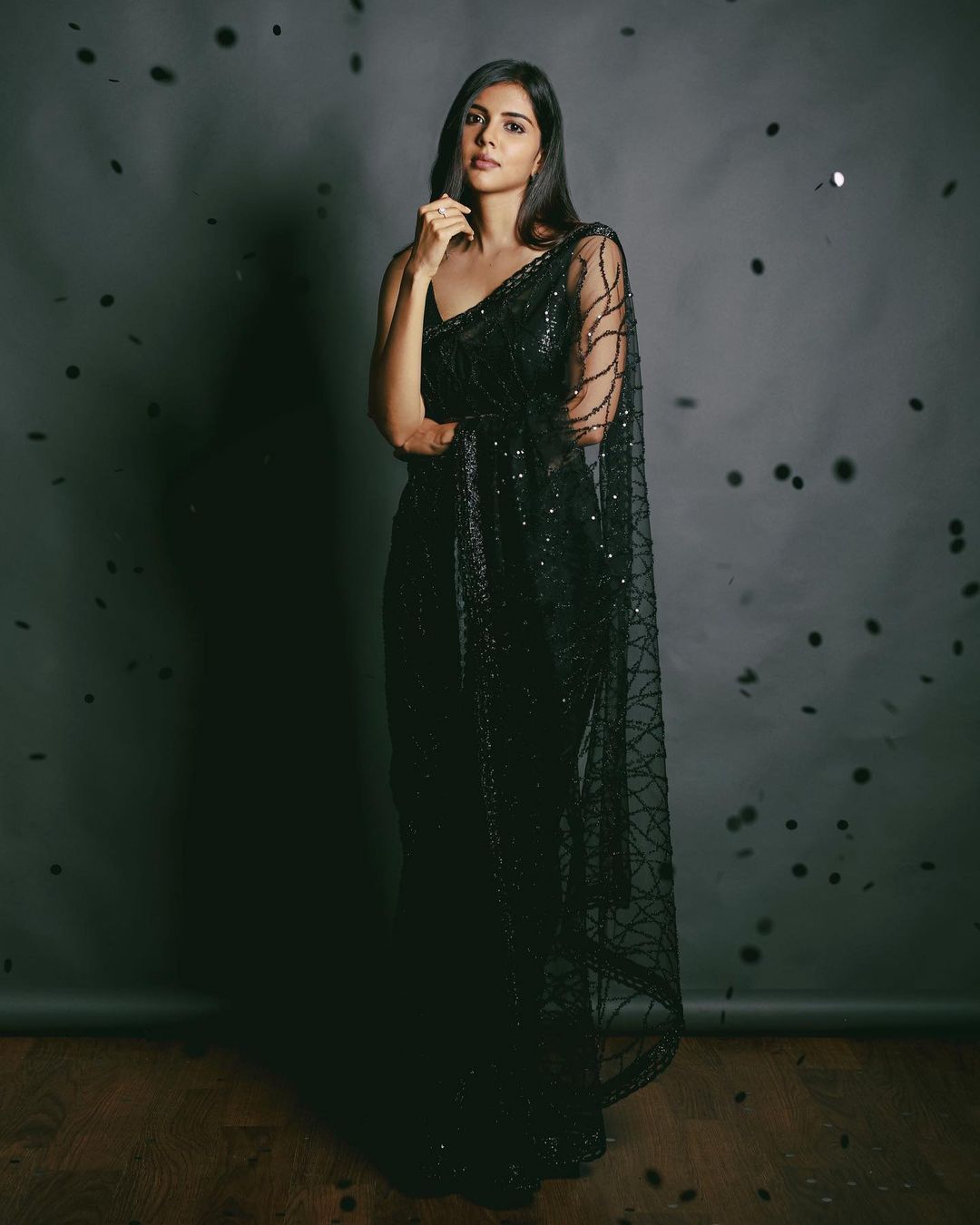 'ഇന്ത ലുക്ക് പോതുമാ...'; സാരിയില്‍ ഗ്ലാമറസ്സായി കല്യാണി പ്രിയദർശന്‍