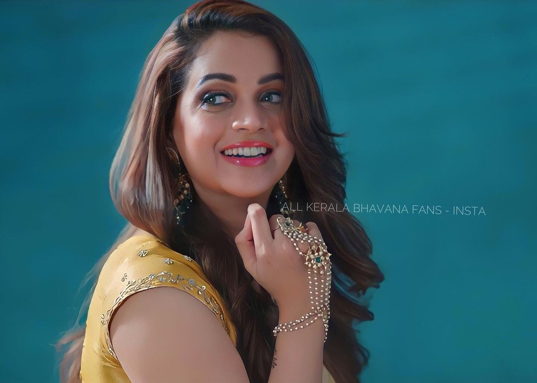  'ഭാവന ഏത് വസ്ത്രം ധരിച്ചാലും ഒരേ പൊളിയാണ്'; ദേ ഈ ചുവന്ന ധാവണി ലുക്ക് നോക്കിയേ......വൈറൽ  