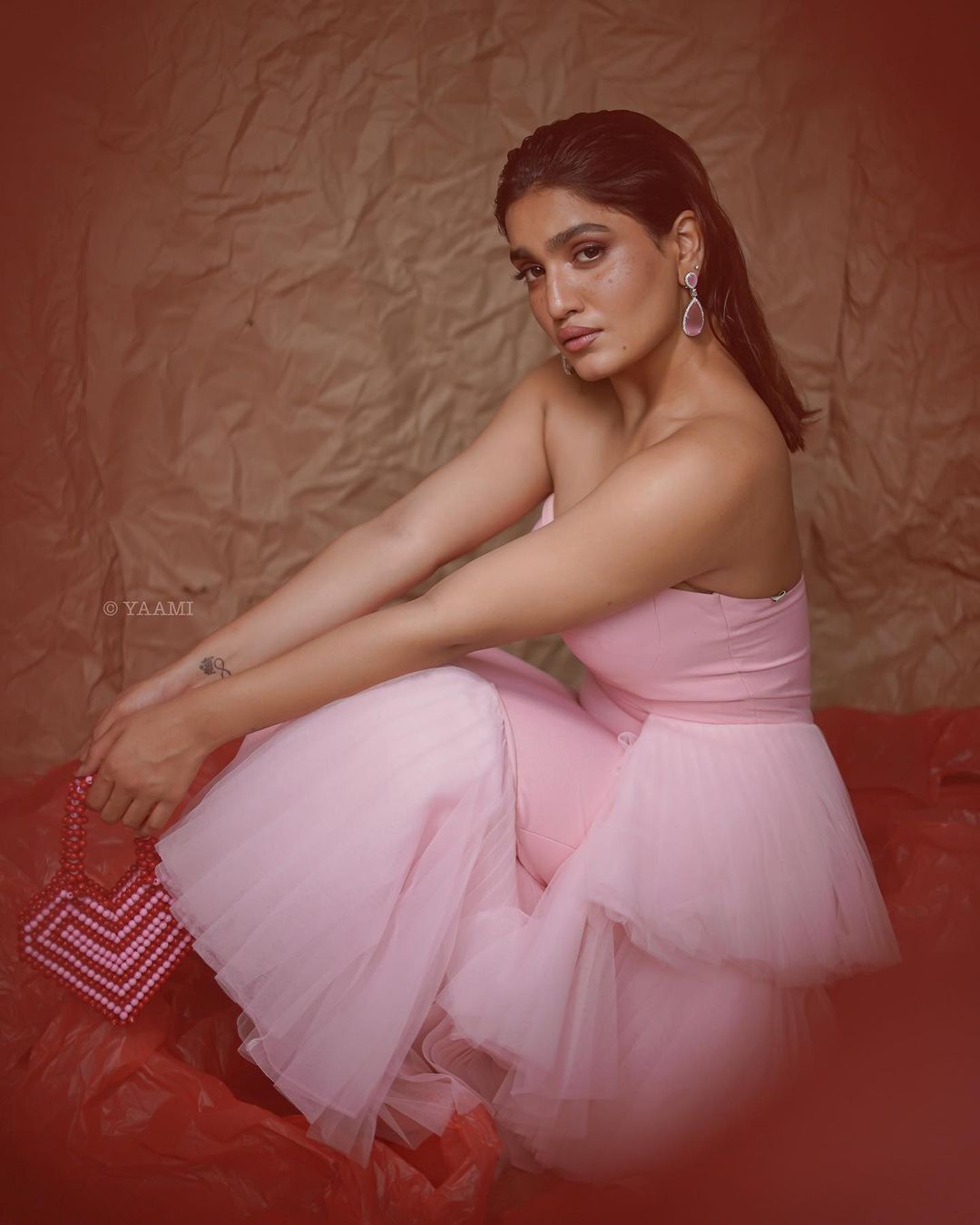 ഈ പോസ് എങ്ങനെ, കൊള്ളാമോ, ഇത് കിടുക്കിയില്ലേ; വൈറലായി സാനിയ ഇയ്യപ്പന്റെ ചിത്രങ്ങള്‍