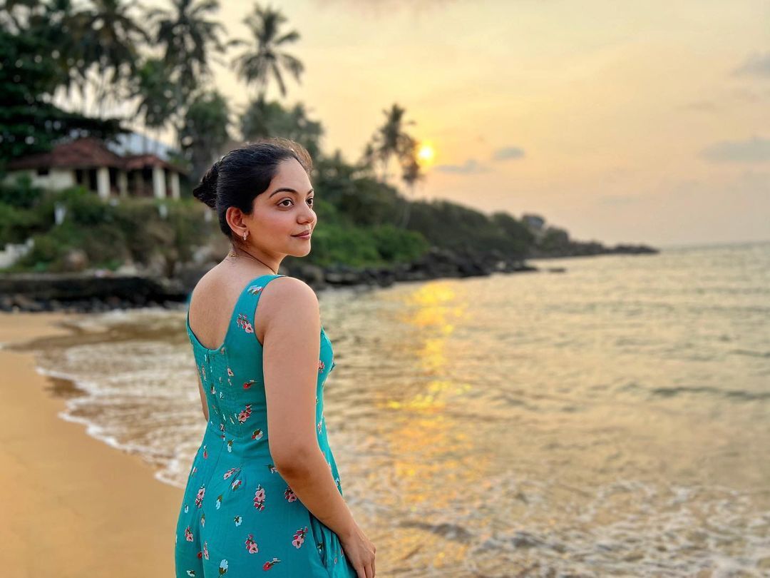  'മിഴികളിൽ'....നോക്കി നിന്ന് പോകും അഹാനയെ.. ഇങ്ങനെയൊക്കെയാണ് മദ്രാസിലെ വൈകുന്നേരങ്ങൾ എന്ന് താരം