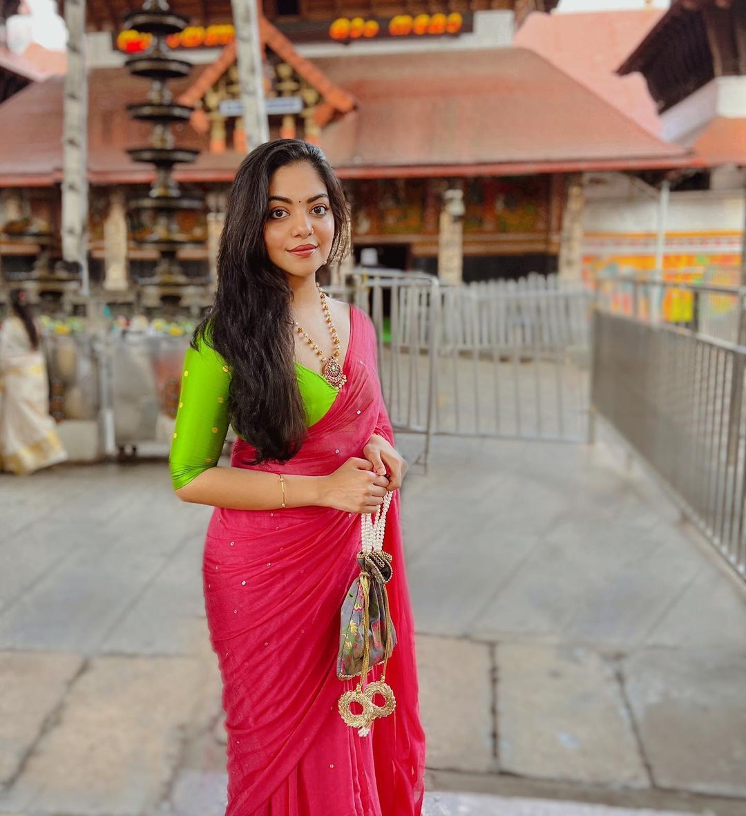  'മിഴികളിൽ'....നോക്കി നിന്ന് പോകും അഹാനയെ.. ഇങ്ങനെയൊക്കെയാണ് മദ്രാസിലെ വൈകുന്നേരങ്ങൾ എന്ന് താരം