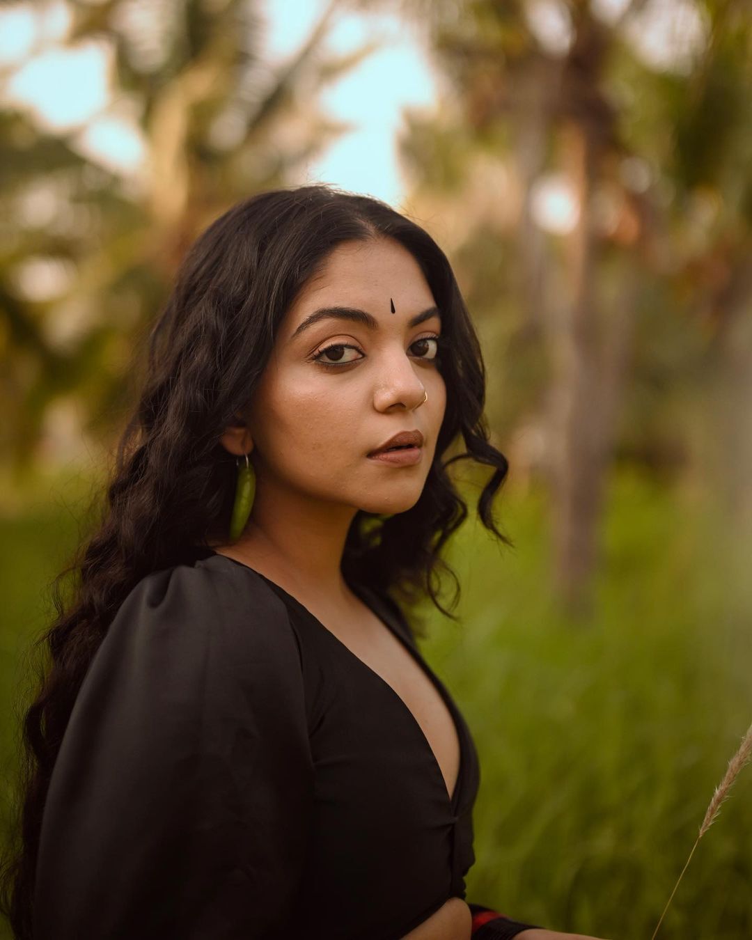  'മിഴികളിൽ'....നോക്കി നിന്ന് പോകും അഹാനയെ.. ഇങ്ങനെയൊക്കെയാണ് മദ്രാസിലെ വൈകുന്നേരങ്ങൾ എന്ന് താരം