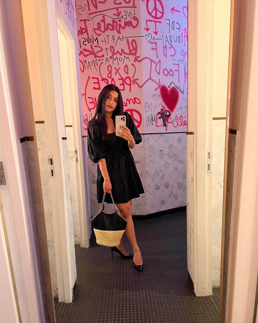  'മീരാ ജാസ്മിൻ..റിയലി ഹോട്ട്...അഴക് പിന്നെ പറയേണ്ടല്ലോ'.. പച്ച ഗൗണിൽ താരം..വൈറലായി  പുതിയ ഫോട്ടോകൾ