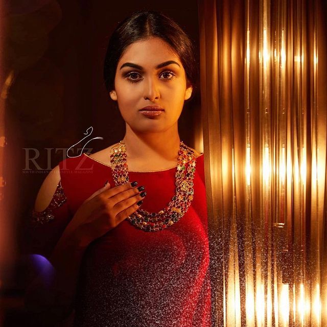 ഗ്ലാമര്‍ ലുക്കില്‍ തിളങ്ങി പ്രയാഗ മാര്‍ട്ടിന്‍; നടിയുടെ ചിത്രങ്ങള്‍ വൈറല്‍