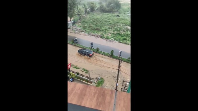   ബെംഗളൂരുവിൽ കനത്ത മഴ; വെള്ളത്തിൽ മുങ്ങി നഗരം..ചിത്രങ്ങൾ കാണാം