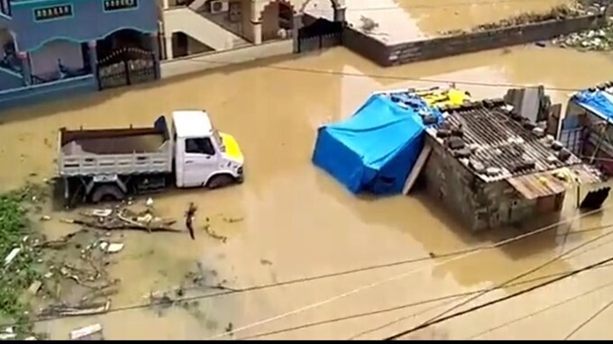   ബെംഗളൂരുവിൽ കനത്ത മഴ; വെള്ളത്തിൽ മുങ്ങി നഗരം..ചിത്രങ്ങൾ കാണാം