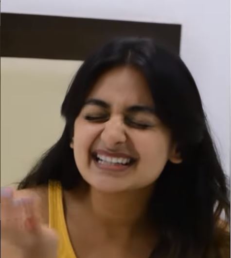 ഒരു രക്ഷയും ഇല്ലെന്ന് പറഞ്ഞാല്‍ ഒരു രക്ഷയുമില്ലാത്ത ചിരി: മനം നിറഞ്ഞ് എസ്തർ, വൈറല്‍ ചിത്രങ്ങല്‍