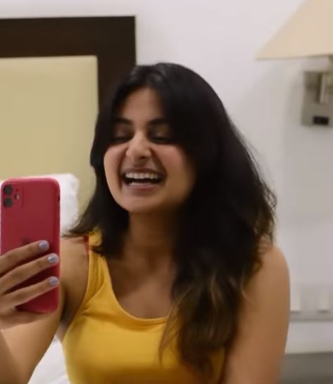 ഒരു രക്ഷയും ഇല്ലെന്ന് പറഞ്ഞാല്‍ ഒരു രക്ഷയുമില്ലാത്ത ചിരി: മനം നിറഞ്ഞ് എസ്തർ, വൈറല്‍ ചിത്രങ്ങല്‍