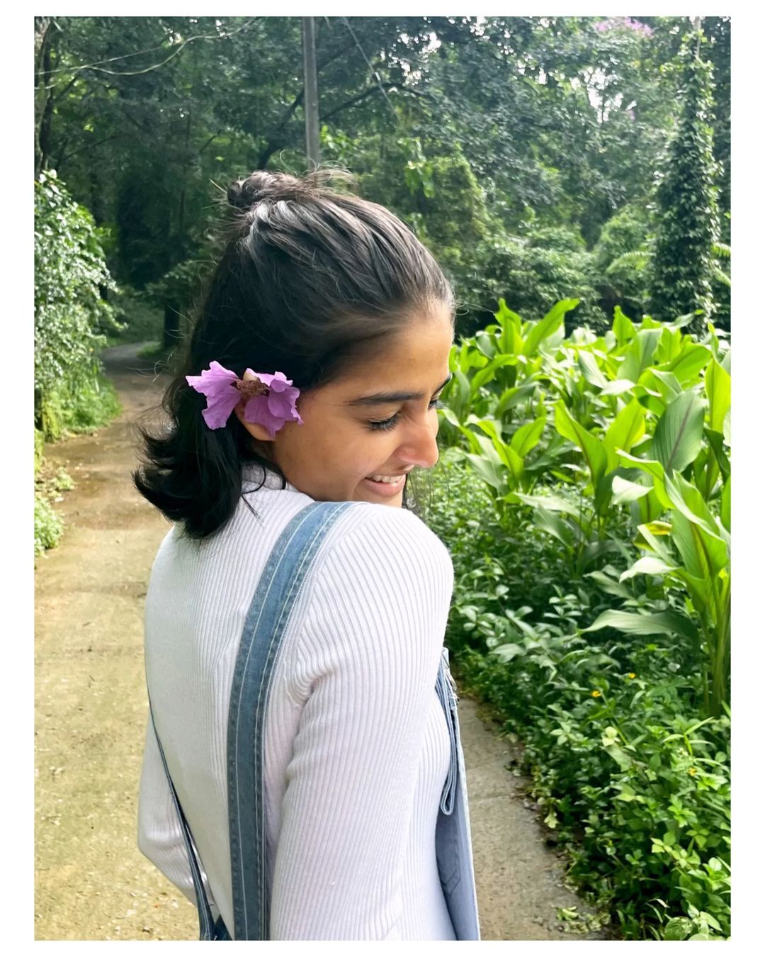 ഇതാണ് എന്റെ സിഗരറ്റ്: ഇത് അനശ്വര രാജന്‍ സ്റ്റൈല്‍, വൈറലായി ചിത്രങ്ങള്‍