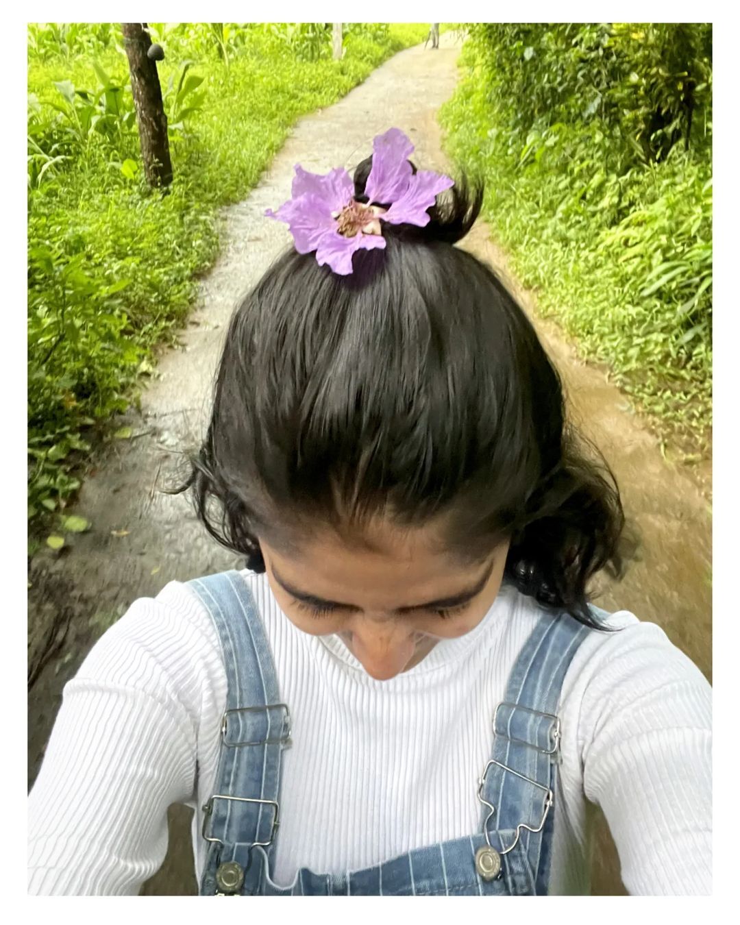 ഇതാണ് എന്റെ സിഗരറ്റ്: ഇത് അനശ്വര രാജന്‍ സ്റ്റൈല്‍, വൈറലായി ചിത്രങ്ങള്‍