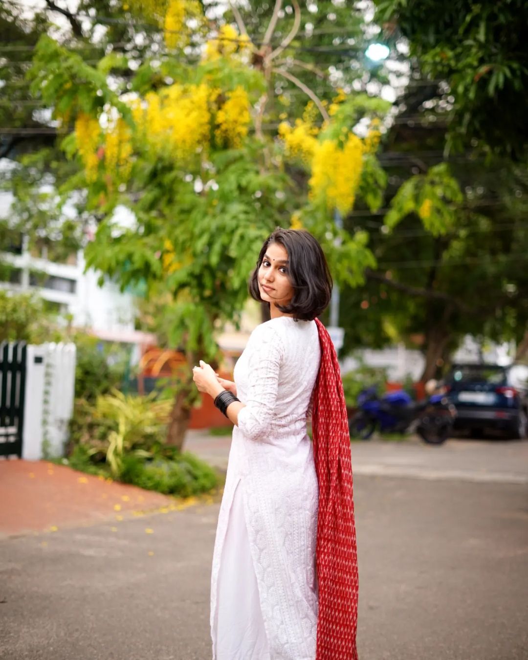 ഇതാണ് എന്റെ സിഗരറ്റ്: ഇത് അനശ്വര രാജന്‍ സ്റ്റൈല്‍, വൈറലായി ചിത്രങ്ങള്‍