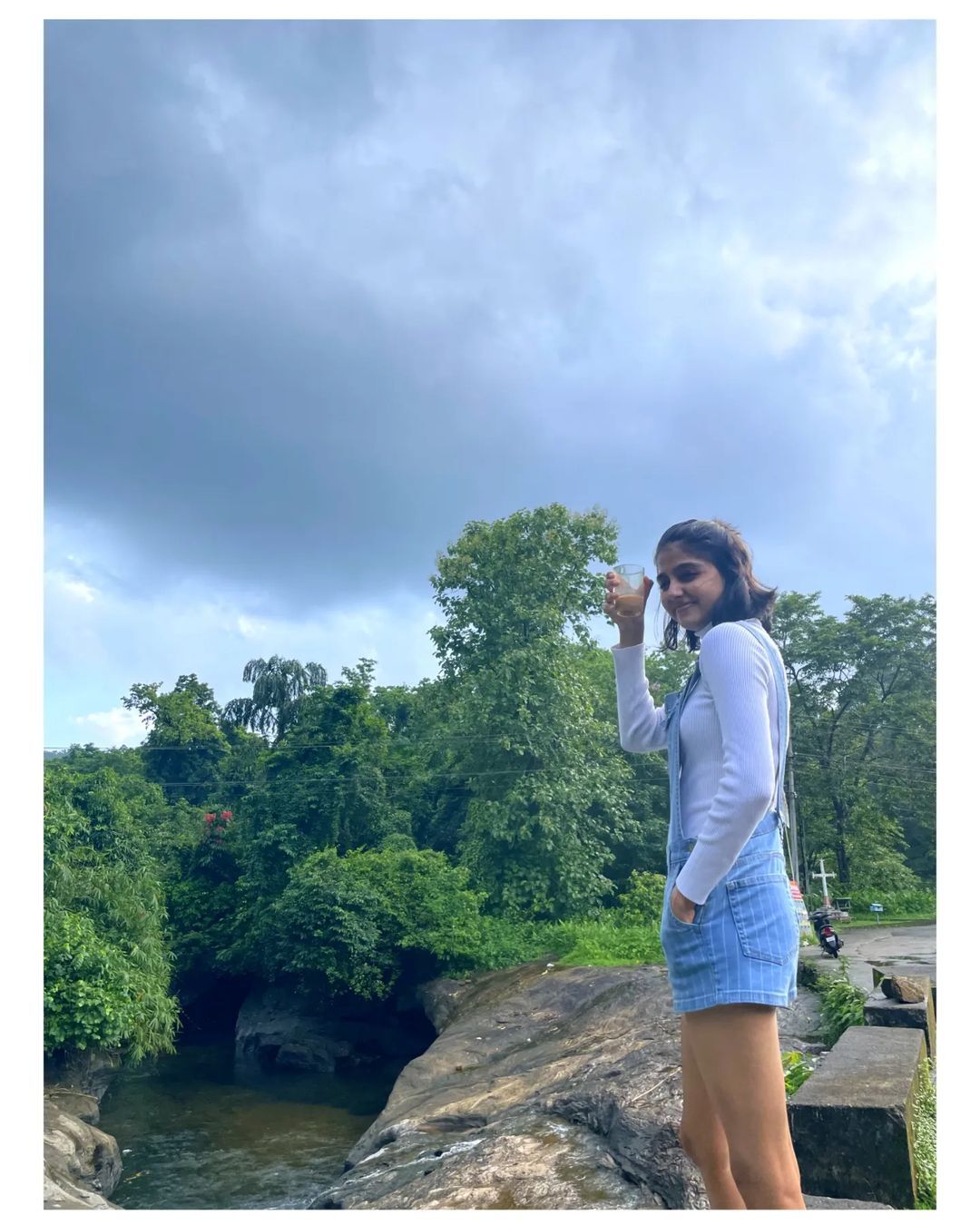 ഇതാണ് എന്റെ സിഗരറ്റ്: ഇത് അനശ്വര രാജന്‍ സ്റ്റൈല്‍, വൈറലായി ചിത്രങ്ങള്‍