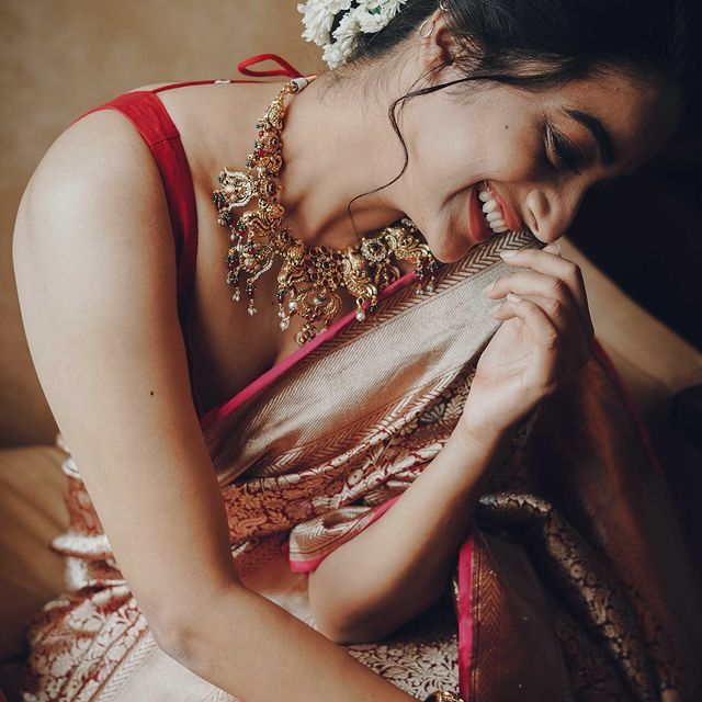 ഇതെന്ത് ചിരിയാണ് നമിത പ്രമോദ്?... കൈയ്യടിച്ച് ആരാധകര്‍, നടിയുടെ വൈറല്‍ ചിത്രങ്ങള്‍