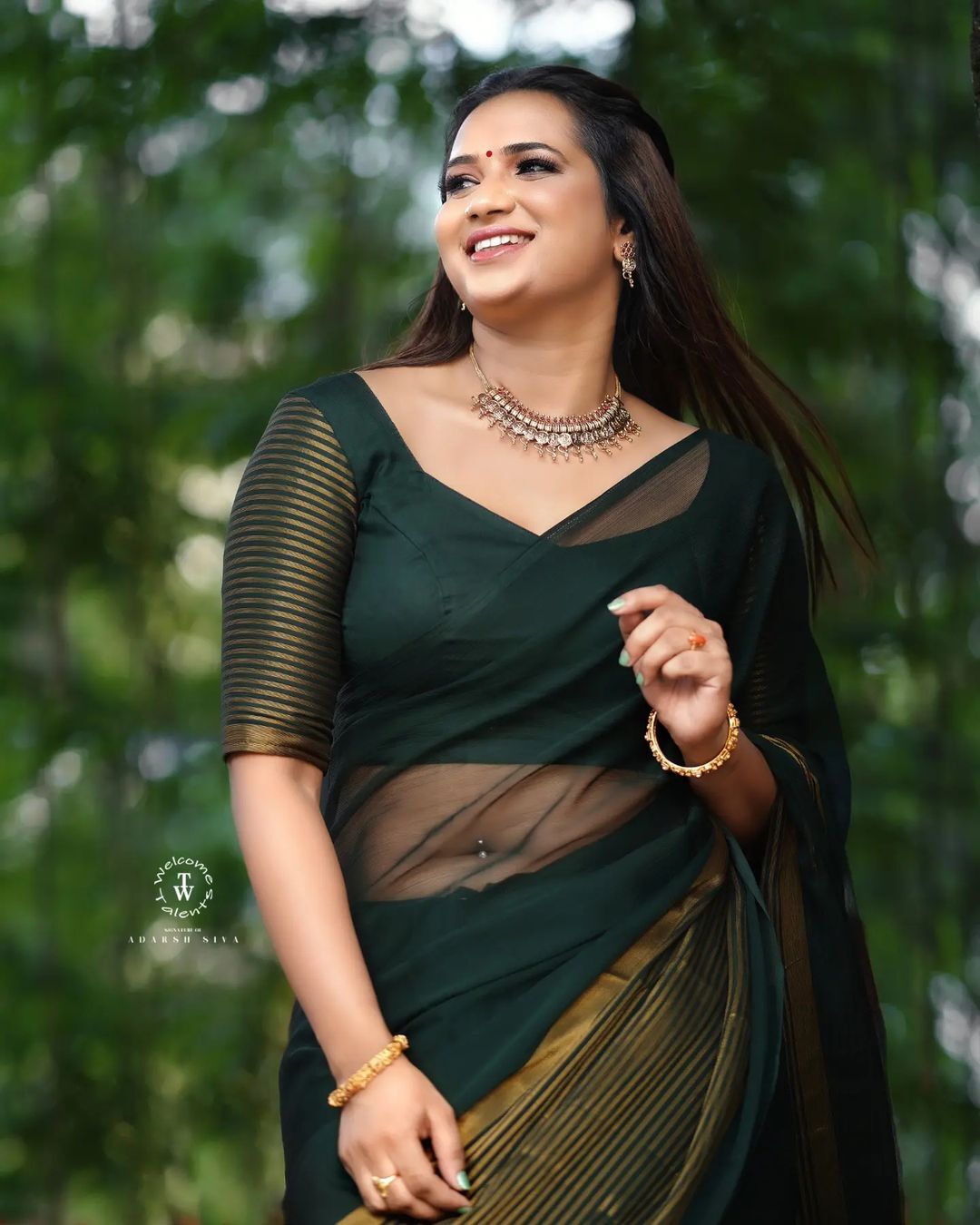 സാരിയില്‍ മിന്നിത്തിളങ്ങി കുടുംബവിളക്കിലെ 'വേദിക': വൈറലായി ശരണ്യയുടെ ചിത്രങ്ങള്‍