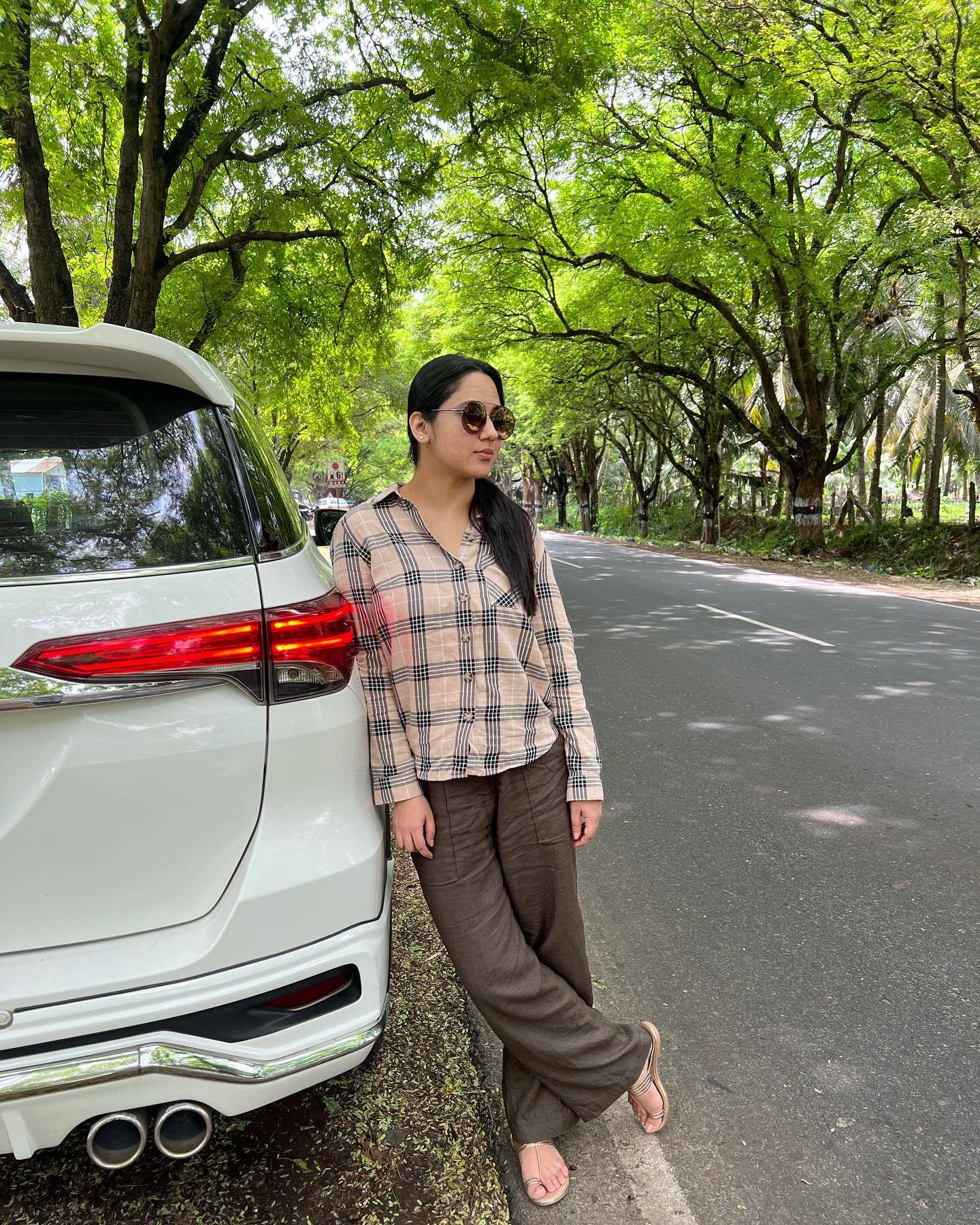 കൂളിങ് ഗ്ലാസില്‍ കിടിലന്‍ ലുക്കില്‍ മിയ; പൊള്ളാച്ചിയാണോ എന്ന് ആരാധകര്‍