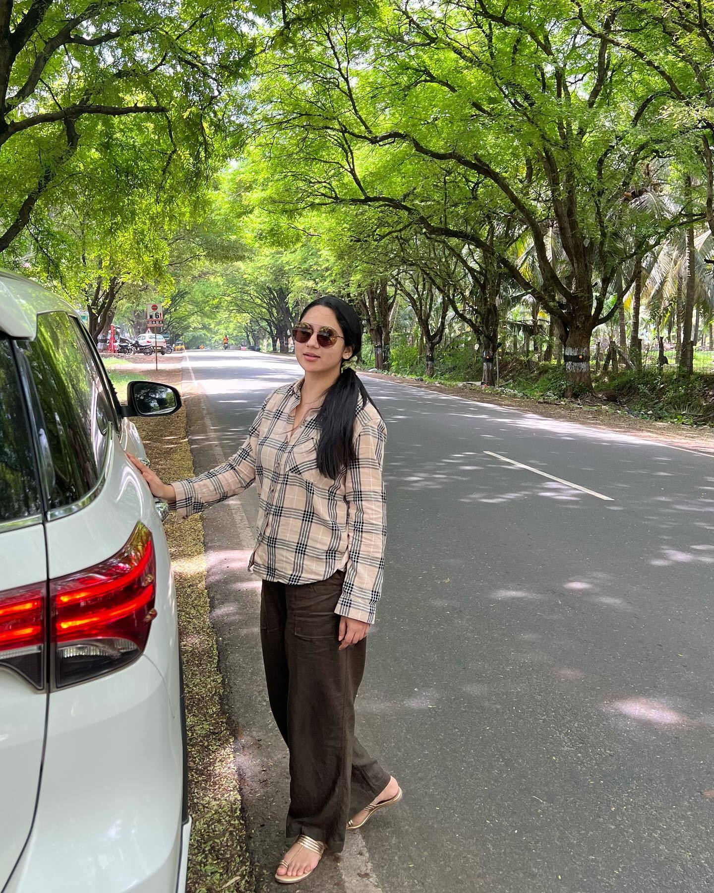 കൂളിങ് ഗ്ലാസില്‍ കിടിലന്‍ ലുക്കില്‍ മിയ; പൊള്ളാച്ചിയാണോ എന്ന് ആരാധകര്‍