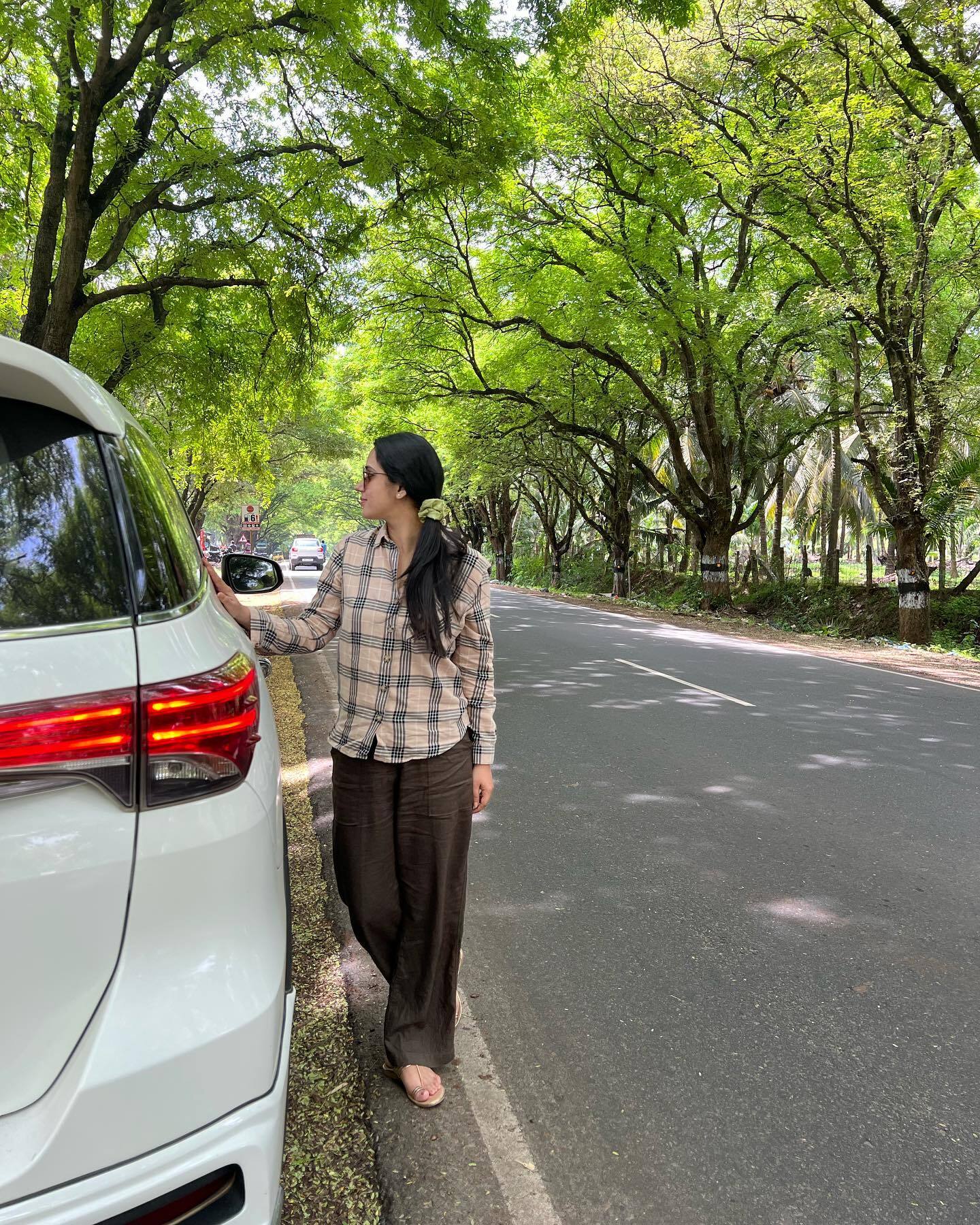 കൂളിങ് ഗ്ലാസില്‍ കിടിലന്‍ ലുക്കില്‍ മിയ; പൊള്ളാച്ചിയാണോ എന്ന് ആരാധകര്‍