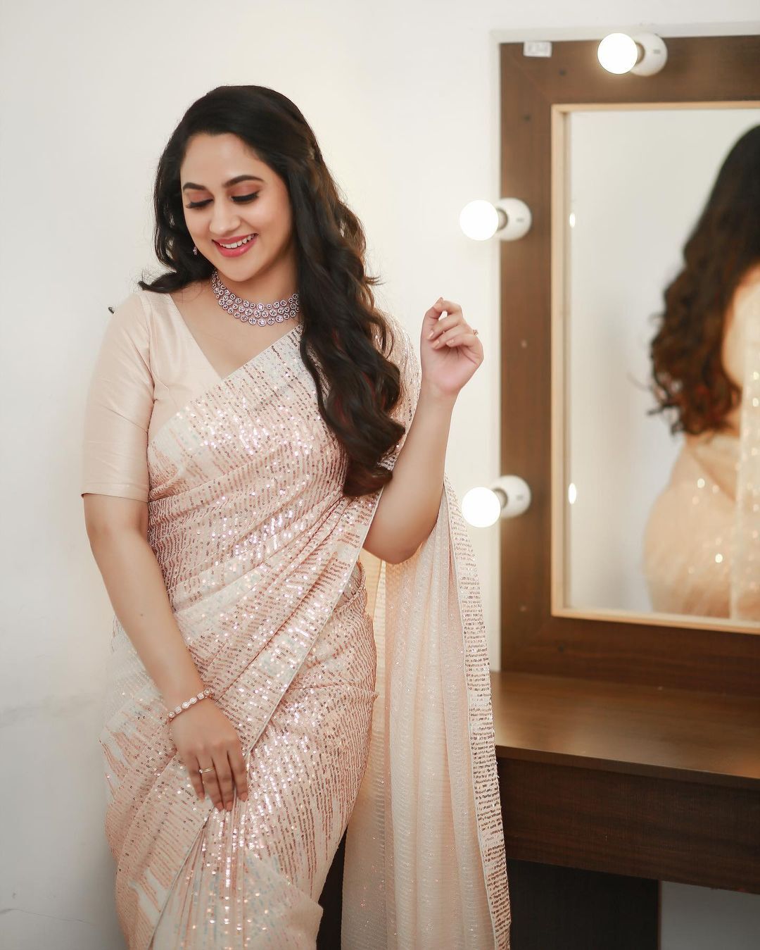 കൂളിങ് ഗ്ലാസില്‍ കിടിലന്‍ ലുക്കില്‍ മിയ; പൊള്ളാച്ചിയാണോ എന്ന് ആരാധകര്‍