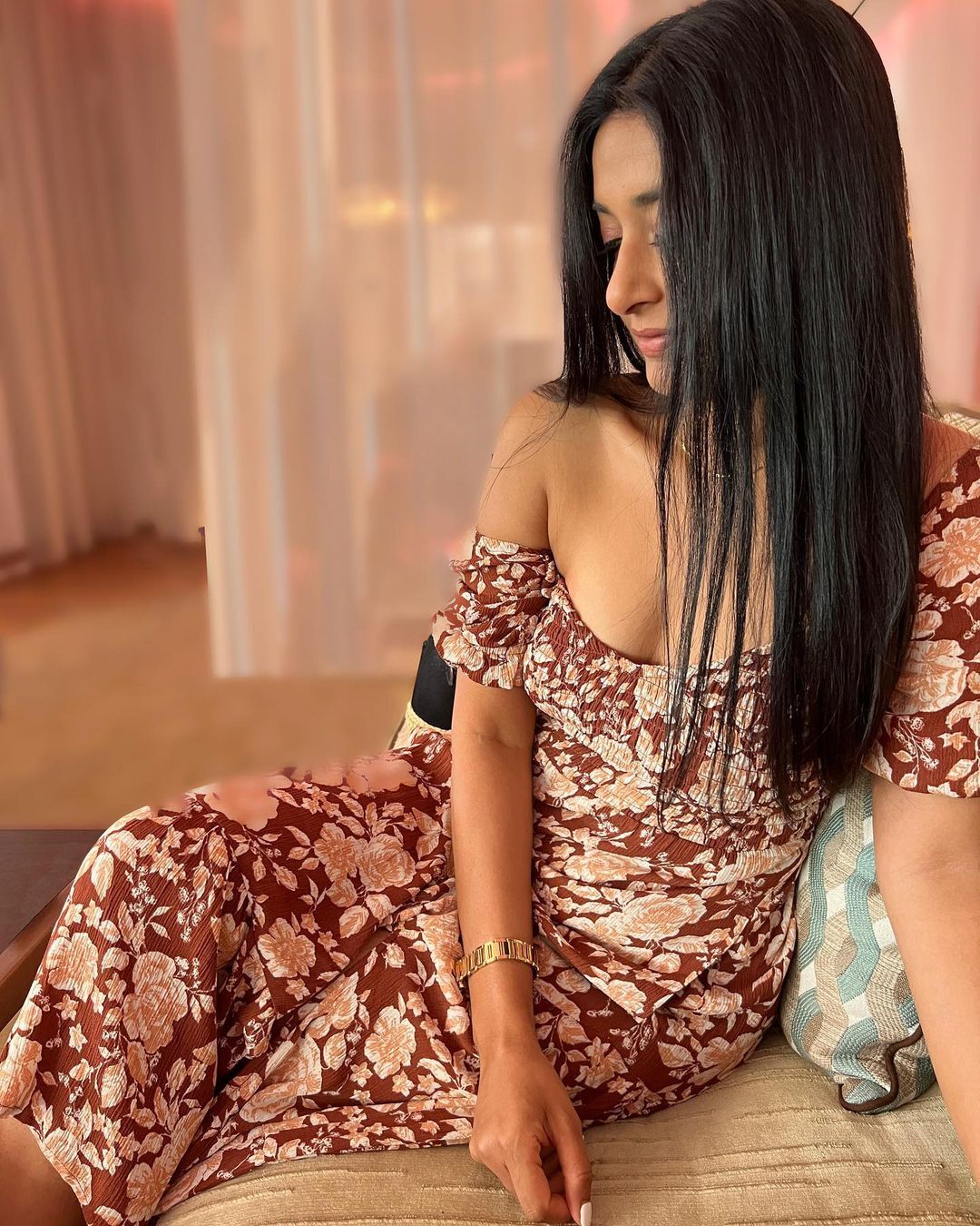 'ലൈക്ക് എ വൈൽഡ് ഫ്ലവർ'.. മീരാ ജാസ്മിന് ആരാധകരെ ഞെട്ടിച്ച് മടുത്തില്ലേ? കിടിലൻ പടങ്ങൾ