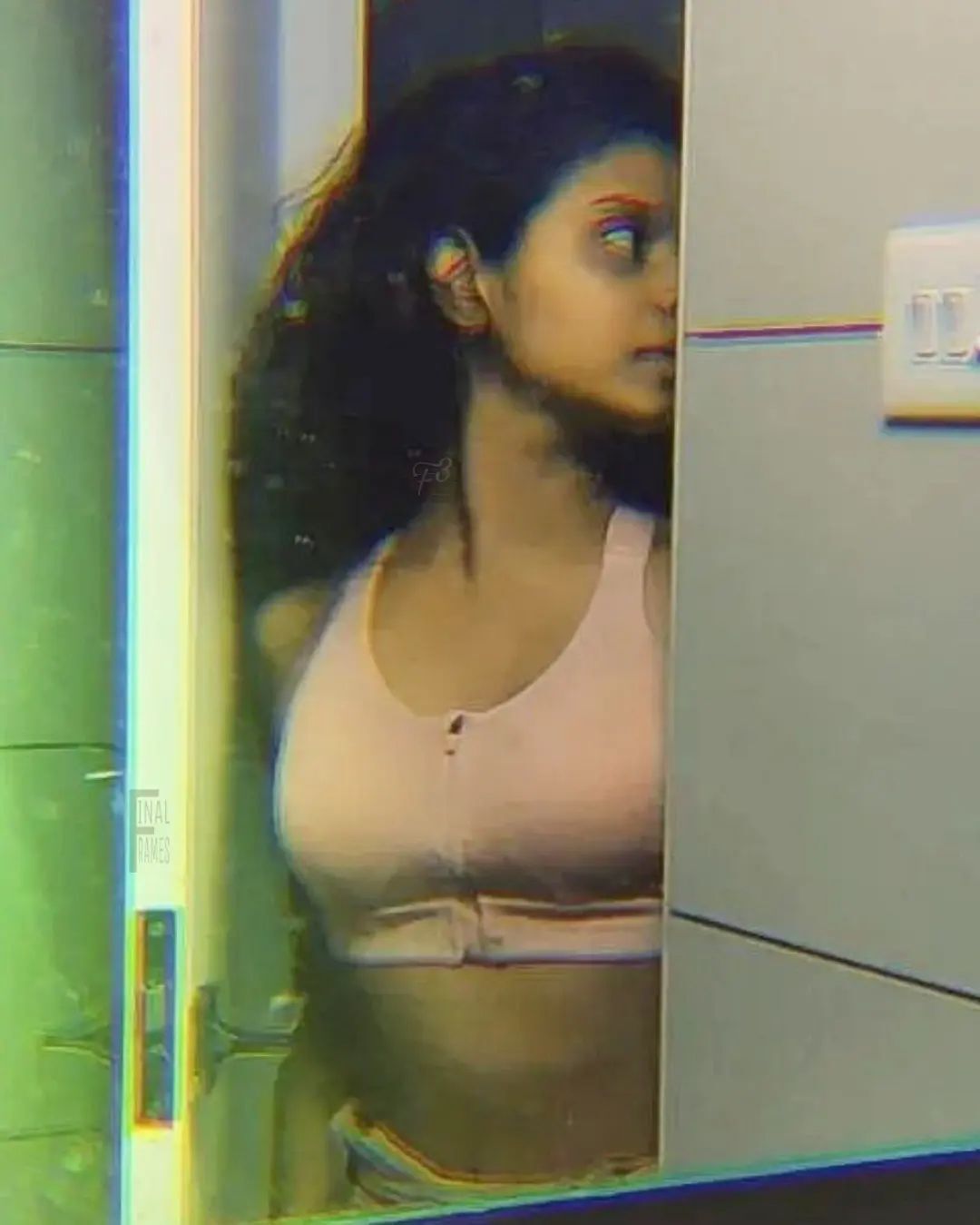 ഗ്ലാമറസ് മിറർ ചിത്രം പങ്കുവെച്ച് പ്രേക്ഷകരുടെ സ്വന്തം മീനാക്ഷി: ചിത്രം ഏറ്റെടുത്ത് ആരാധകർ