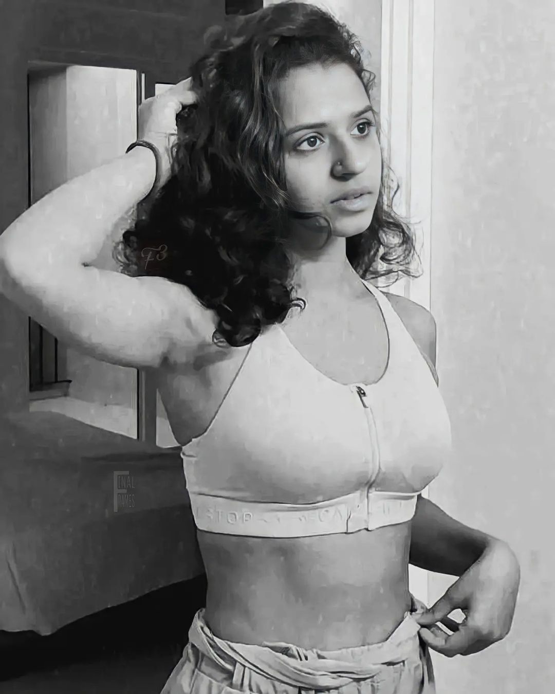 ഗ്ലാമറസ് മിറർ ചിത്രം പങ്കുവെച്ച് പ്രേക്ഷകരുടെ സ്വന്തം മീനാക്ഷി: ചിത്രം ഏറ്റെടുത്ത് ആരാധകർ