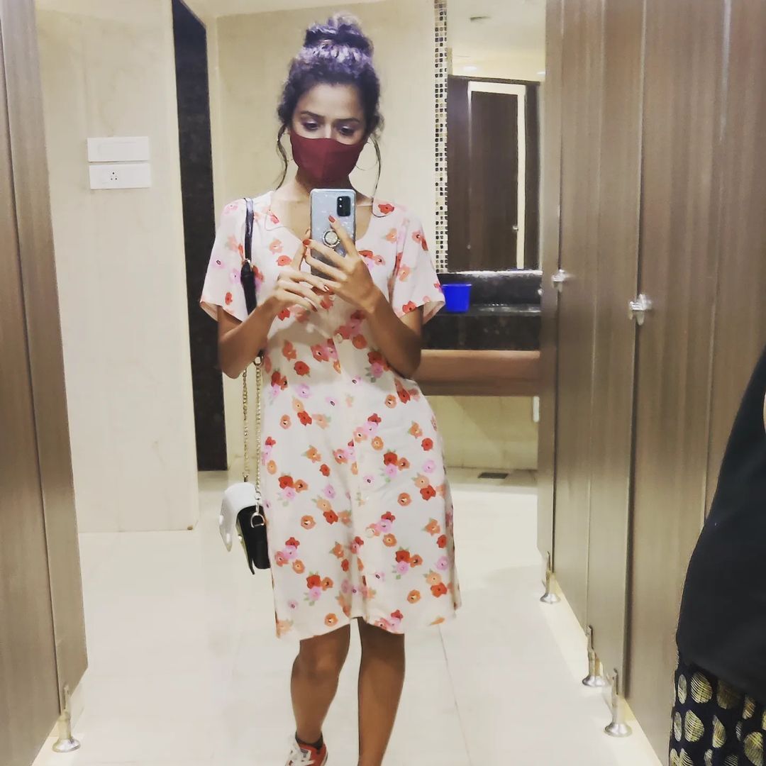 ഗ്ലാമറസ് മിറർ ചിത്രം പങ്കുവെച്ച് പ്രേക്ഷകരുടെ സ്വന്തം മീനാക്ഷി: ചിത്രം ഏറ്റെടുത്ത് ആരാധകർ