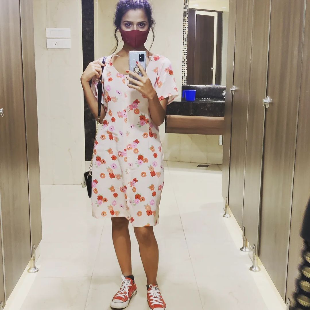 ഗ്ലാമറസ് മിറർ ചിത്രം പങ്കുവെച്ച് പ്രേക്ഷകരുടെ സ്വന്തം മീനാക്ഷി: ചിത്രം ഏറ്റെടുത്ത് ആരാധകർ