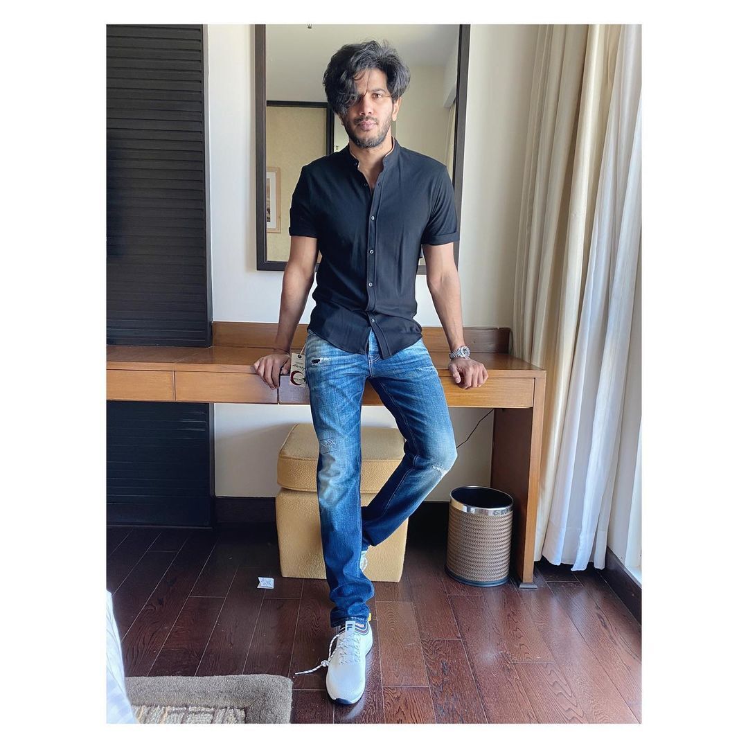  മാസ് ലുക്കിൽ ദുൽഖർ സൽമാൻ; ആരും അടിക്കും ഇവിടെ ലൈക്ക്; കാണാം വൈറൽ ചിത്രങ്ങൾ