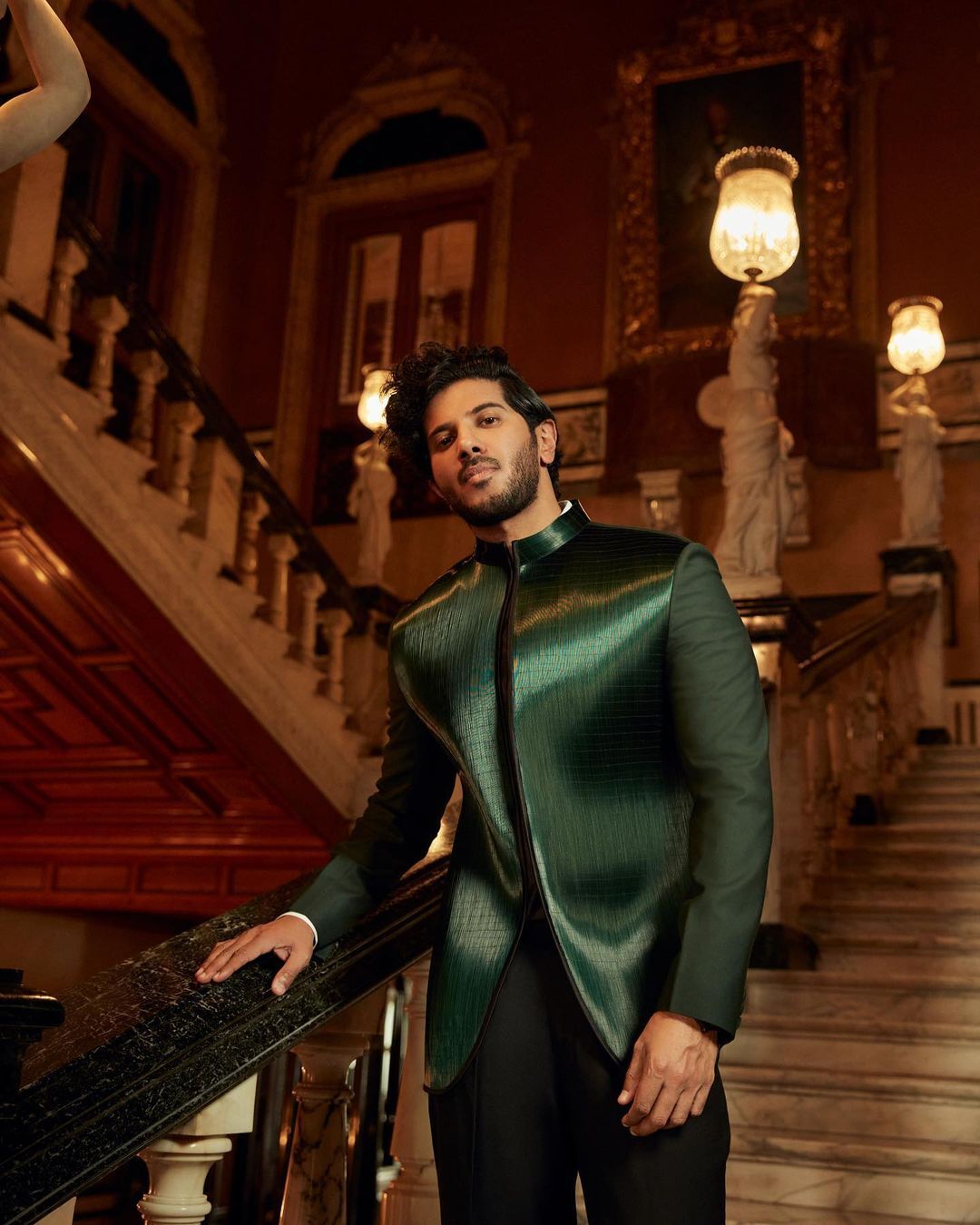  മാസ് ലുക്കിൽ ദുൽഖർ സൽമാൻ; ആരും അടിക്കും ഇവിടെ ലൈക്ക്; കാണാം വൈറൽ ചിത്രങ്ങൾ