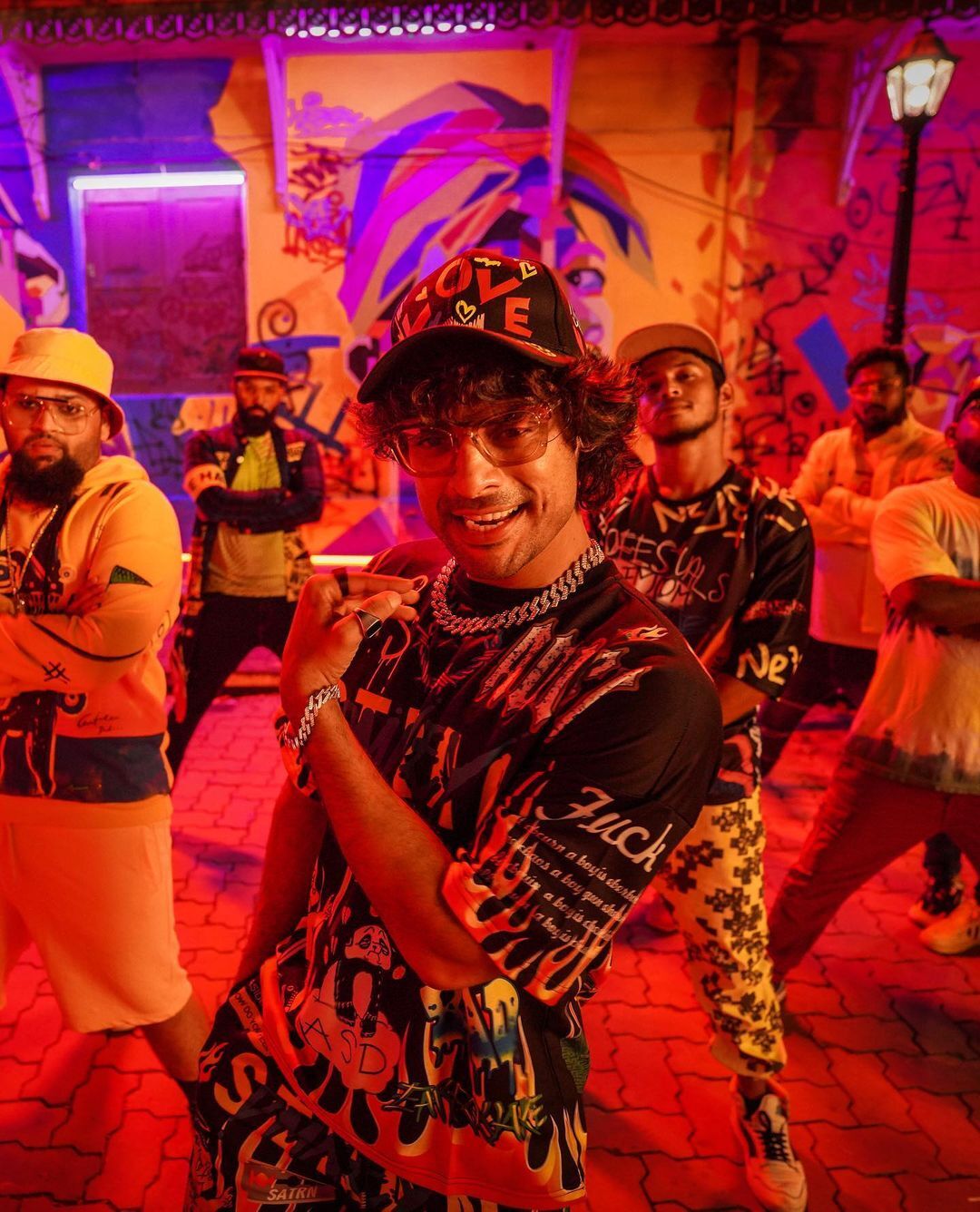 'ആരാ പറഞ്ഞത് ഡാന്‍സ് കളിക്കാന്‍ അറിയില്ലെന്ന്'; ടൊവിനൊ ആറാടുകയാണെന്ന് ആരാധകര്‍, വൈറല്‍ ചിത്രങ്ങള്‍