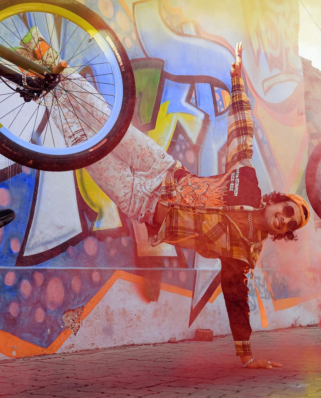 'ആരാ പറഞ്ഞത് ഡാന്‍സ് കളിക്കാന്‍ അറിയില്ലെന്ന്'; ടൊവിനൊ ആറാടുകയാണെന്ന് ആരാധകര്‍, വൈറല്‍ ചിത്രങ്ങള്‍