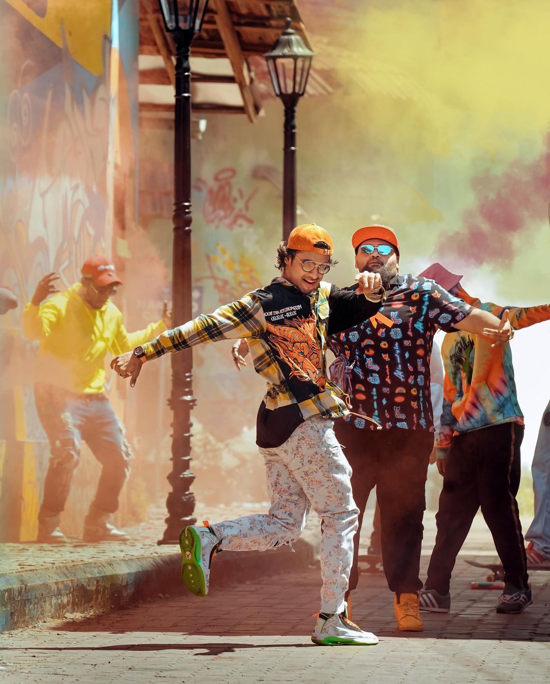 'ആരാ പറഞ്ഞത് ഡാന്‍സ് കളിക്കാന്‍ അറിയില്ലെന്ന്'; ടൊവിനൊ ആറാടുകയാണെന്ന് ആരാധകര്‍, വൈറല്‍ ചിത്രങ്ങള്‍