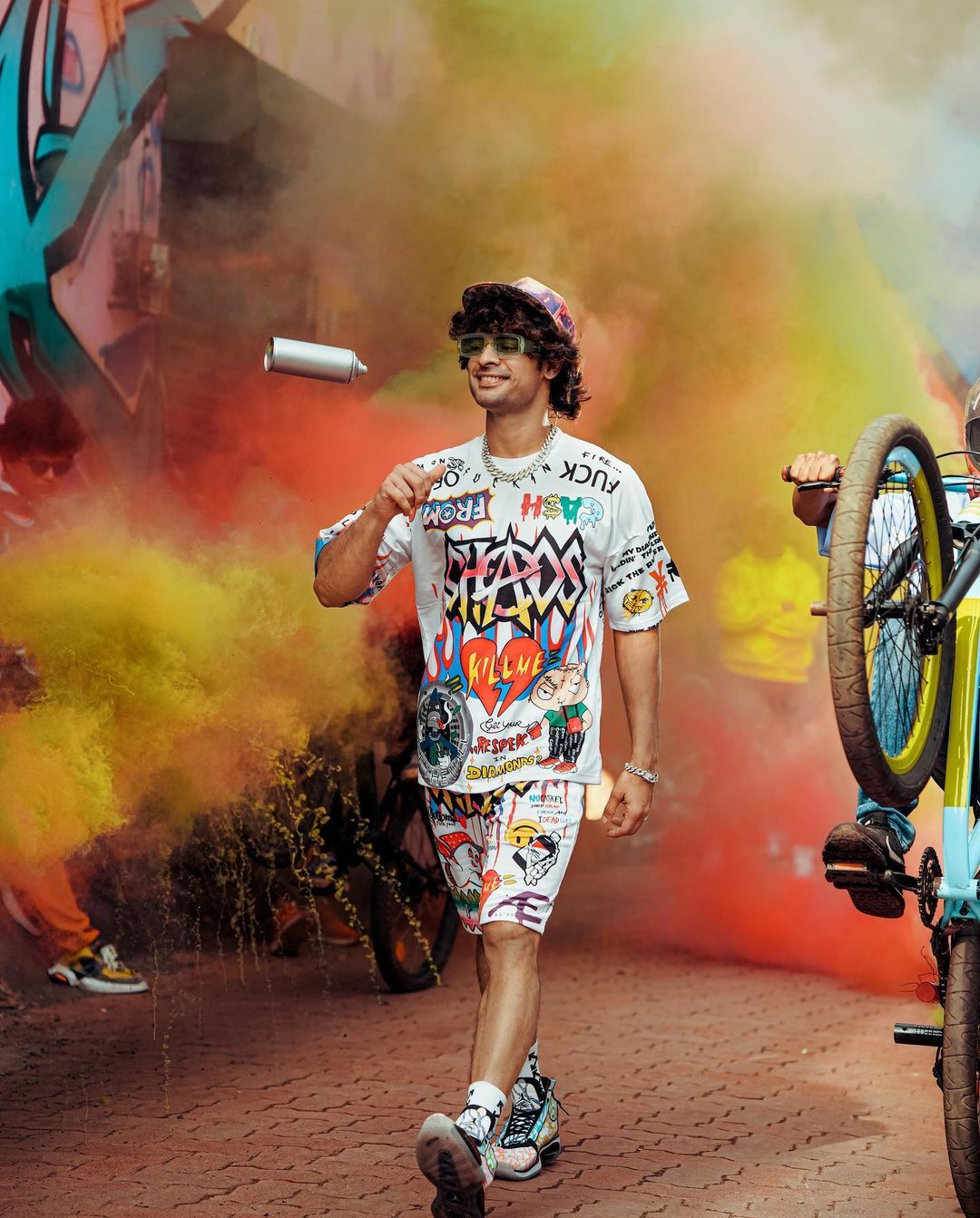 'ആരാ പറഞ്ഞത് ഡാന്‍സ് കളിക്കാന്‍ അറിയില്ലെന്ന്'; ടൊവിനൊ ആറാടുകയാണെന്ന് ആരാധകര്‍, വൈറല്‍ ചിത്രങ്ങള്‍