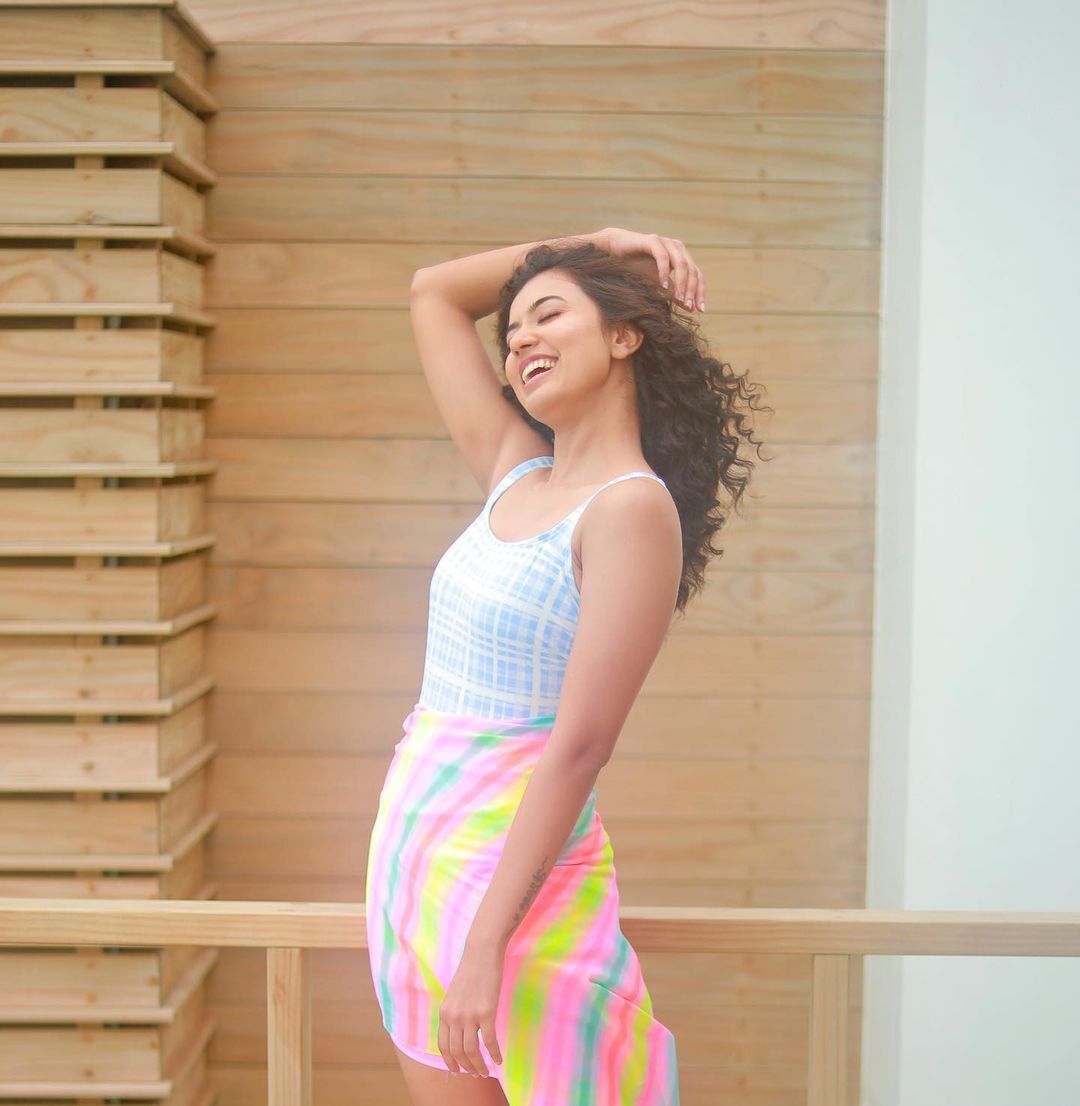 പുത്തന്‍ മേക്കോവറില്‍ അഞ്ജു; പുതിയ ചിത്രങ്ങള്‍ സോഷ്യല്‍ മീഡിയയില്‍ ട്രന്‍ഡിംഗ്