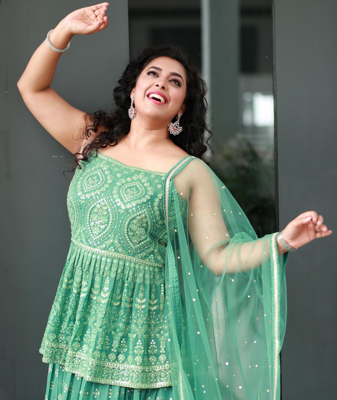 സൂപ്പറെന്ന് ആരാധകരുടെ കമന്റ്; കറുപ്പിൽ തിളങ്ങി ഇതാ ജുവൽ മേരി; ചിത്രങ്ങൾ കാണാം  