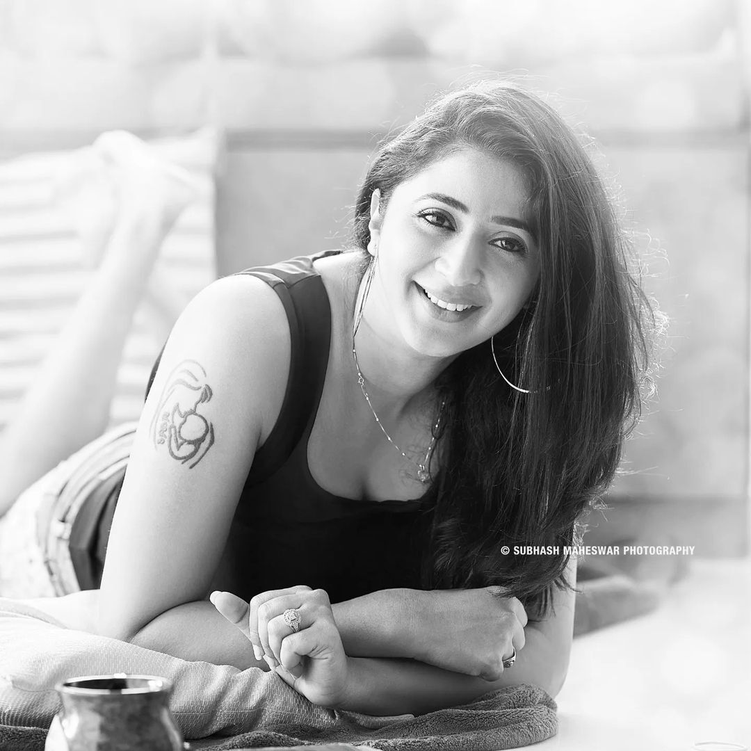 ന്യൂ ട്രെൻഡിൽ കനിഹ; കൂളിംഗ് ഗ്ലാസും കിടിലൻ ലുക്കും; വൈറൽ ചിത്രം ഇതാ  