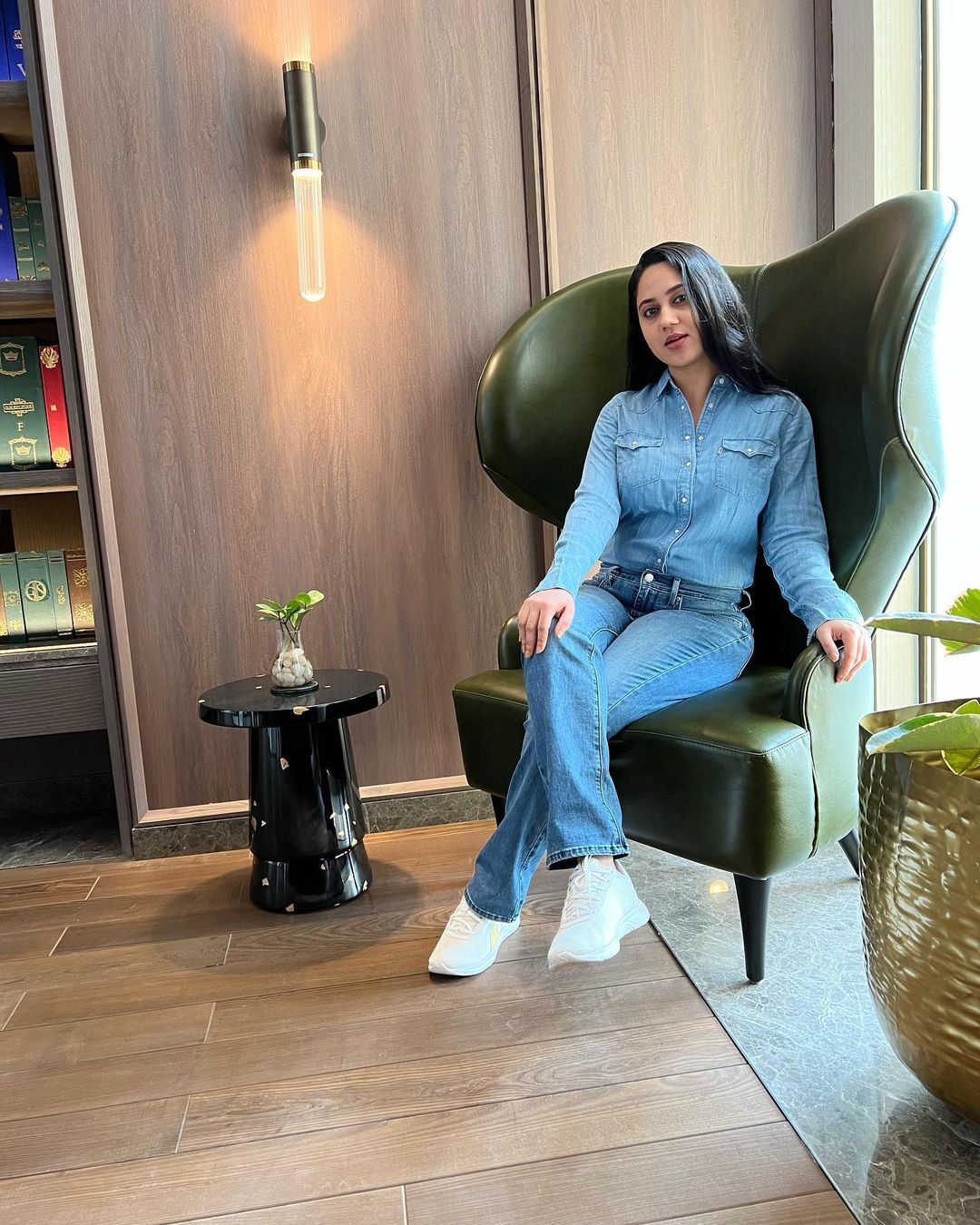 ജീന്‍സും ടോപ്പും പാന്റുമണിഞ്ഞ് എന്ന് പാടേണ്ടി വരോ...; മിയയുടെ വൈറല്‍ ചിത്രങ്ങള്‍