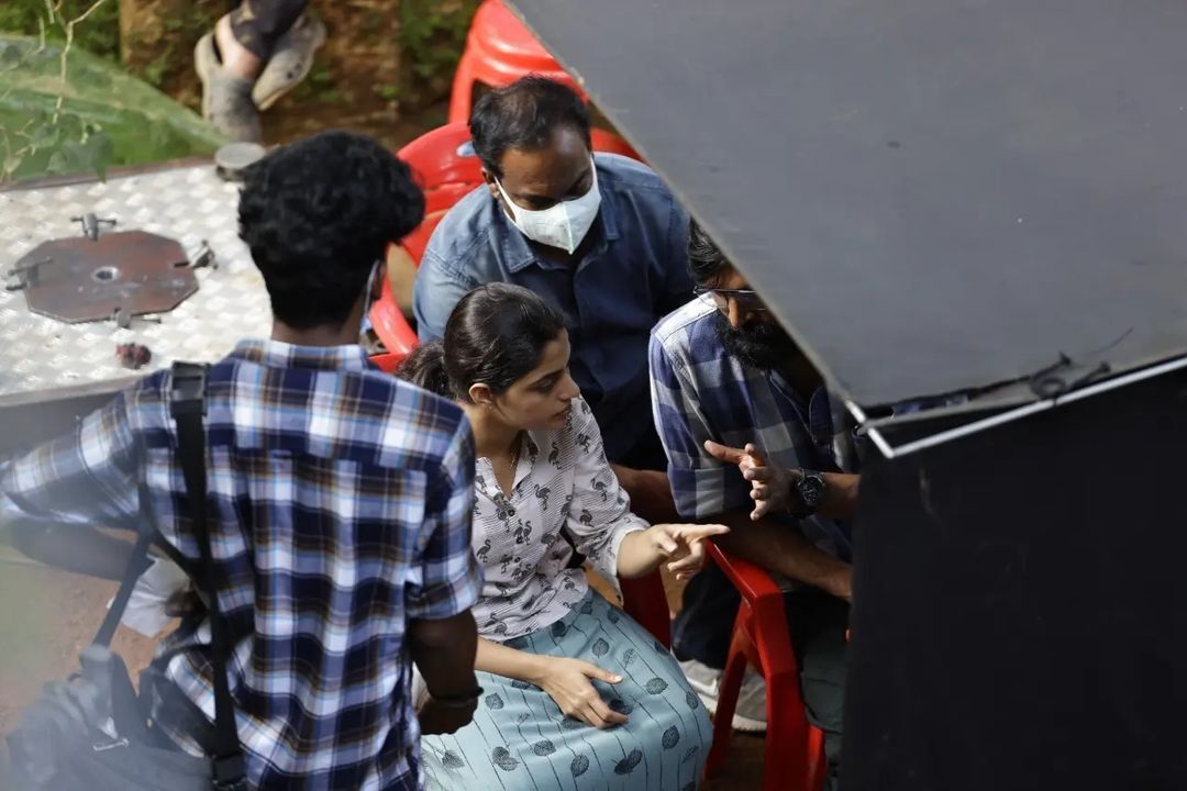 ഇതൊക്കെ ഏത് ഭാവങ്ങളാ...ലൊക്കേഷന്‍ ചിത്രങ്ങള്‍ പങ്കുവെച്ച് നിഖില വിമല്‍